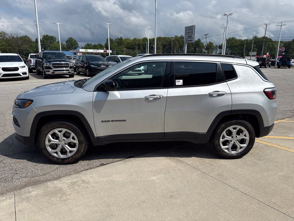 Used 2024 Jeep Compass Latitude AWD/4WD image 11