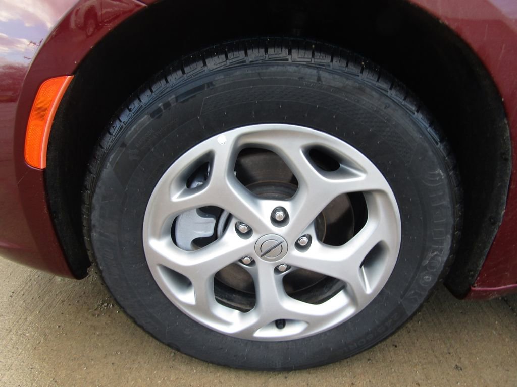 Used 2023 Chrysler Pacifica Limited AWD/4WD image 31