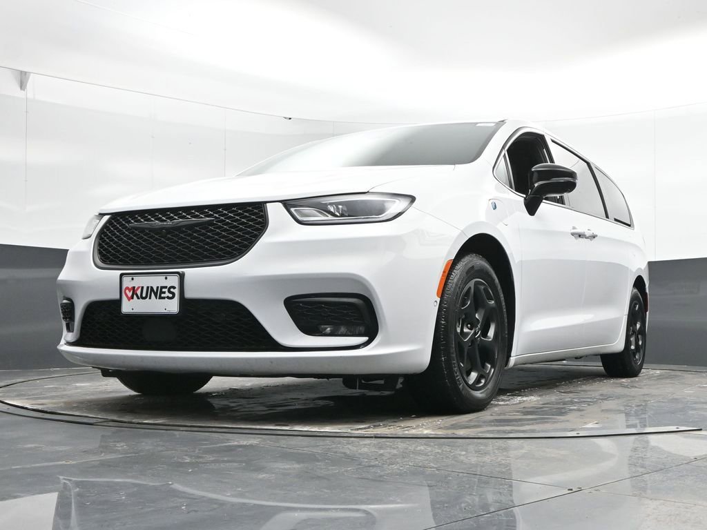 Used 2024 Chrysler Pacifica Select image 49