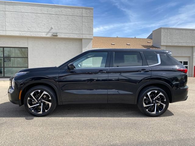 Used 2024 Mitsubishi Outlander SE image 2