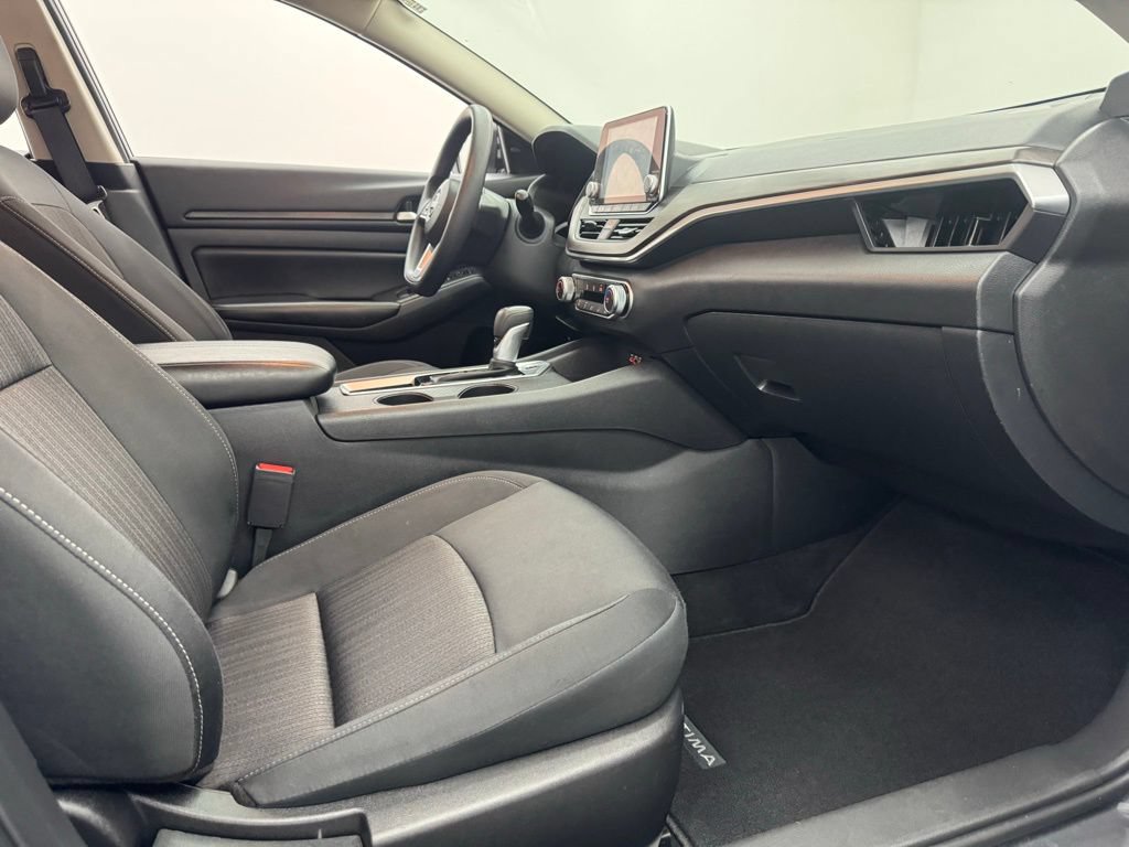 Used 2025 Nissan Altima 2.5 SV FWD image 28