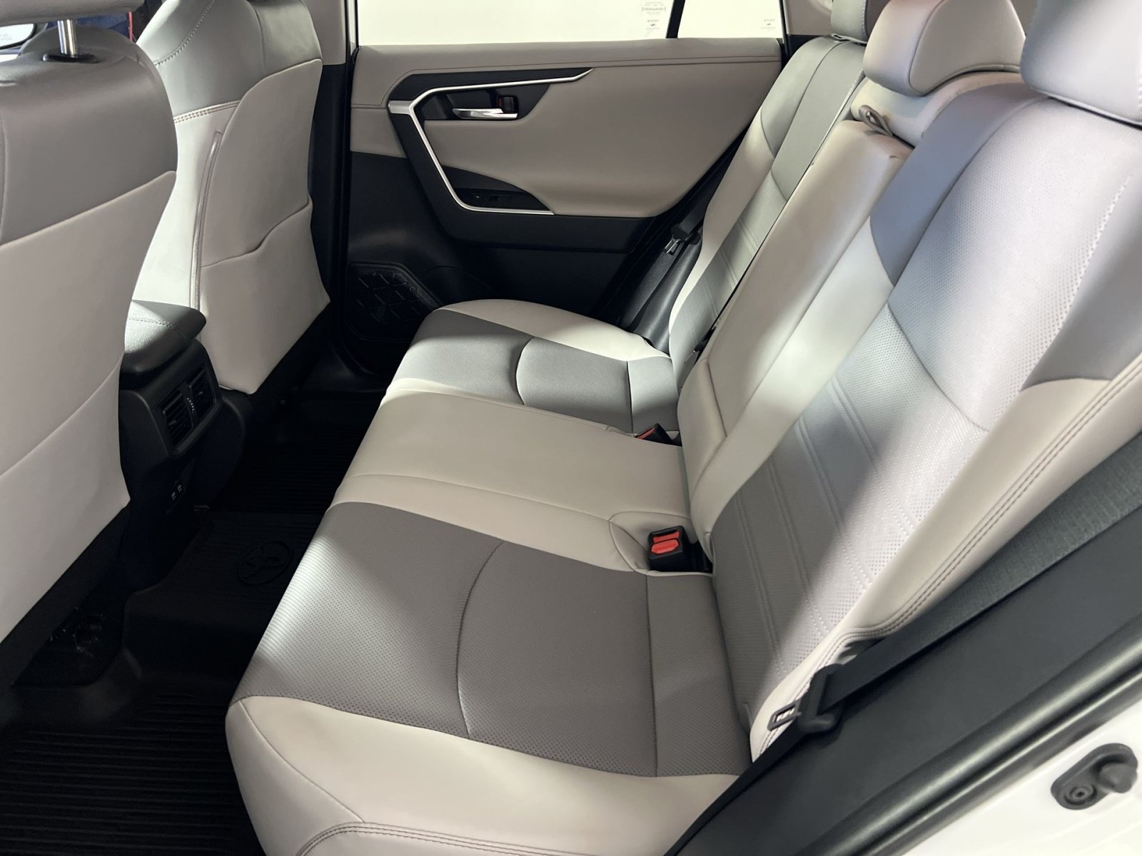 Used 2020 Toyota RAV4 Limited AWD/4WD image 25