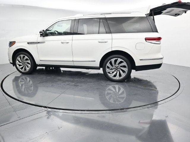Used 2023 Lincoln Navigator Reserve AWD/4WD image 6