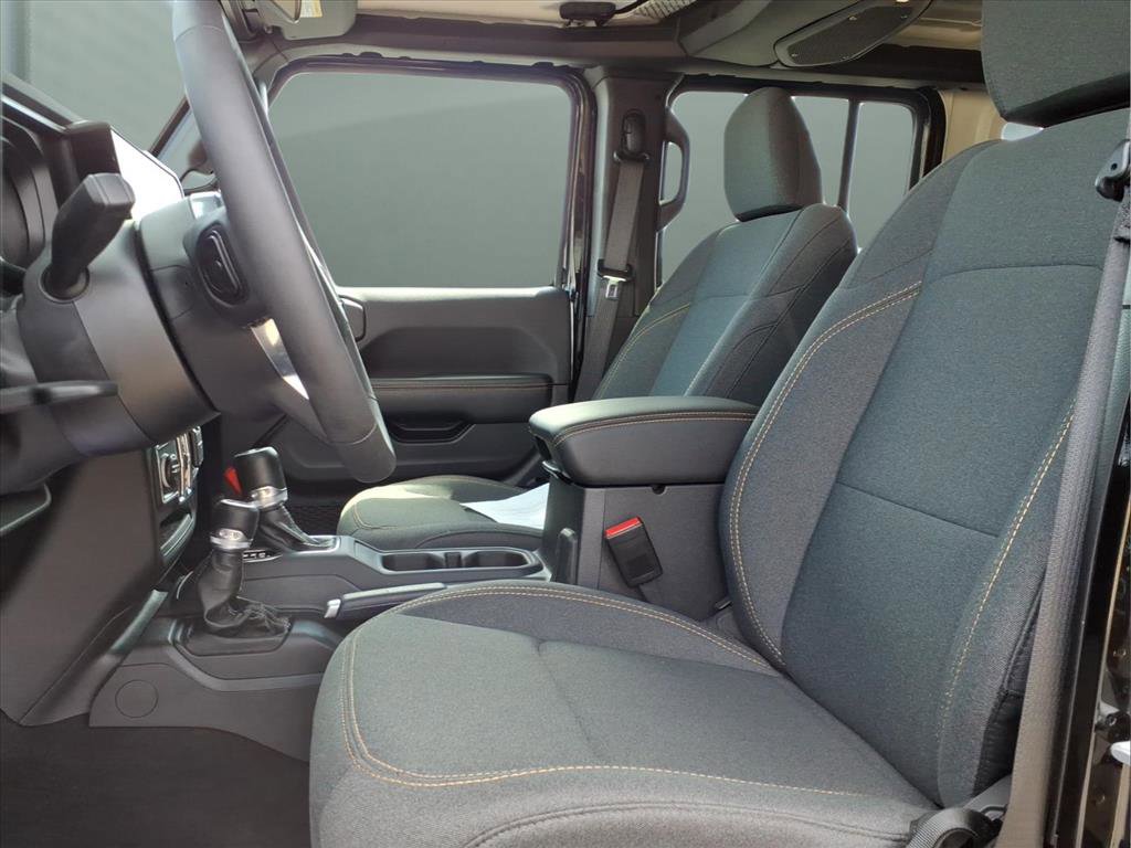 Used 2025 Jeep Wrangler Sahara image 14