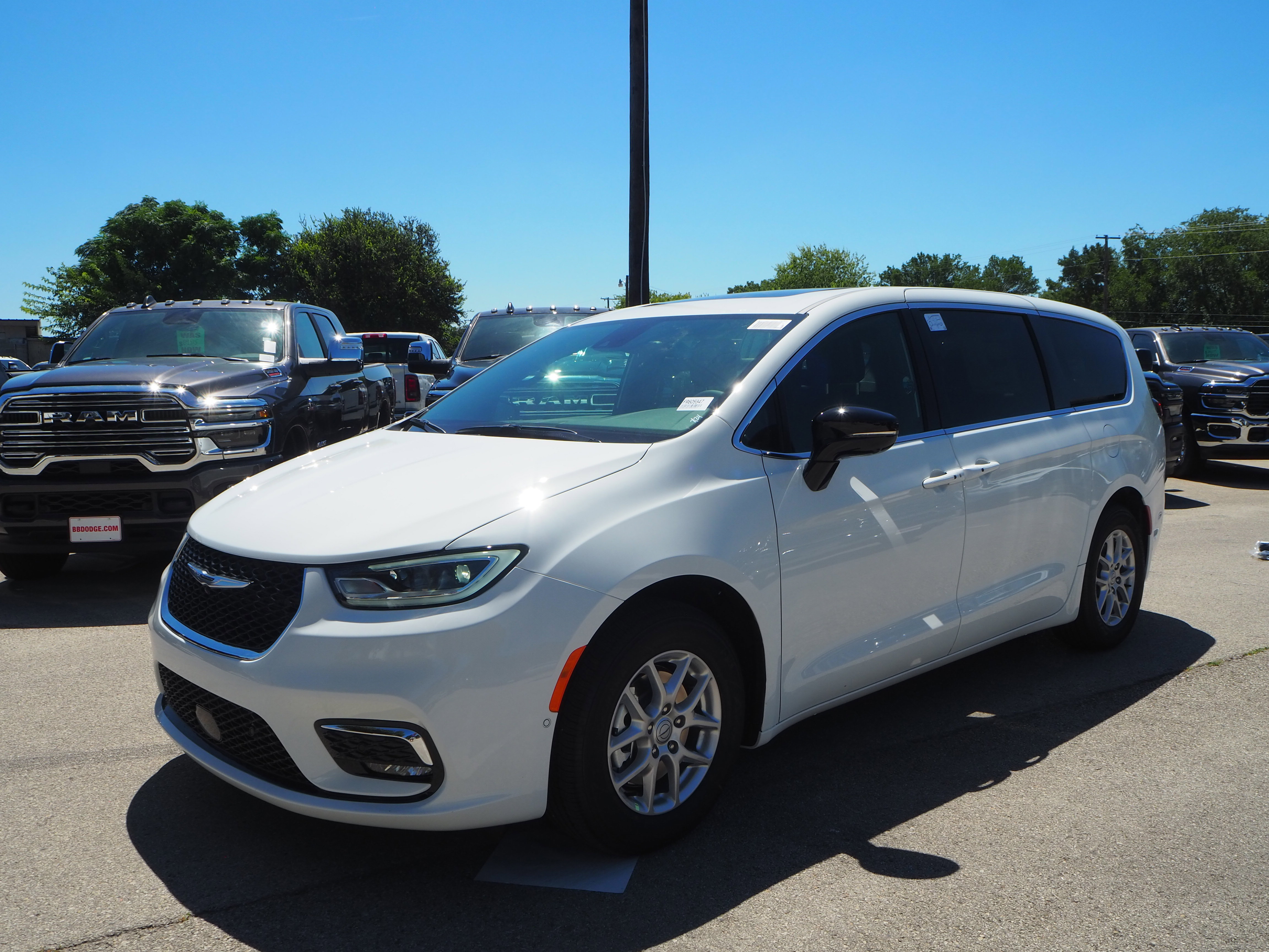 New 2025 Chrysler Pacifica Select w/ Uconnect Theater Family Group FWD image 2