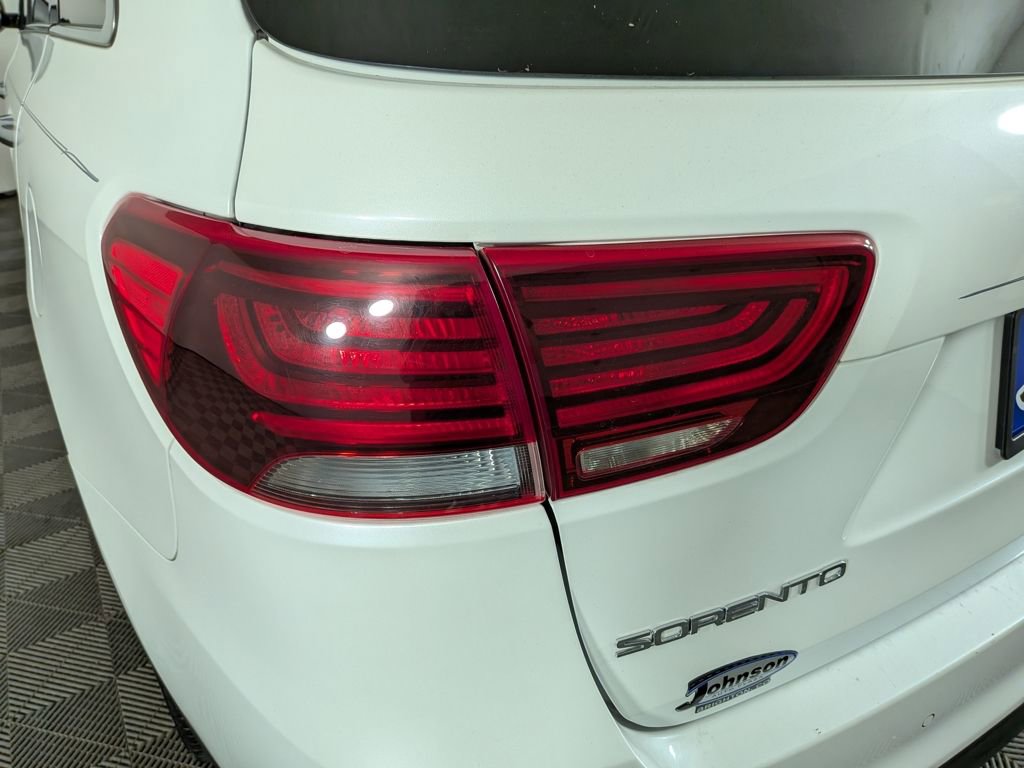 Used 2020 Kia Sorento S image 11