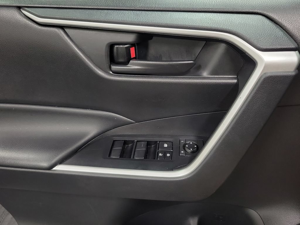 Used 2021 Toyota RAV4 LE AWD/4WD image 19