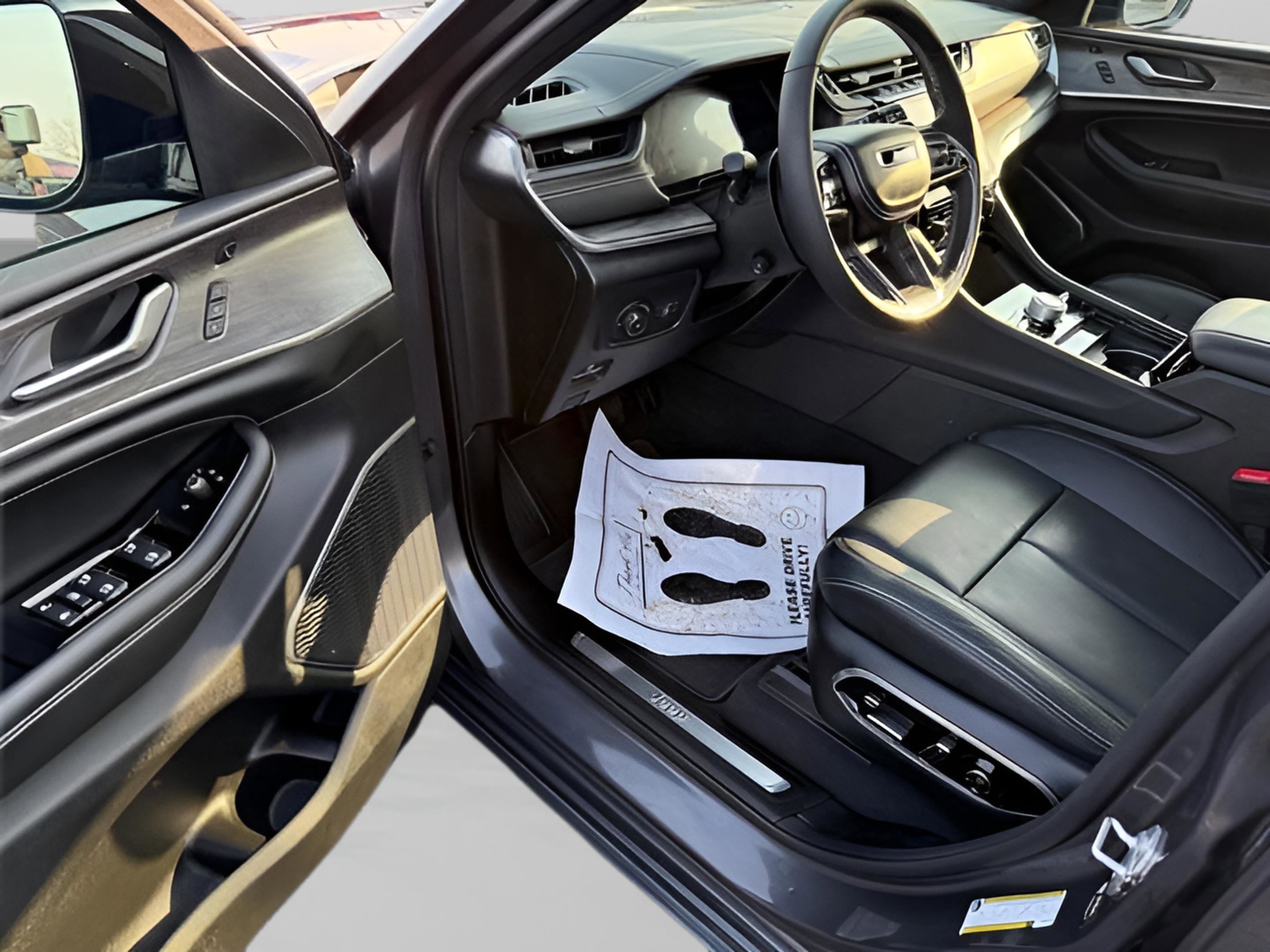 Certified 2025 Jeep Grand Cherokee Overland w/ Luxury Tech Group IV image 17