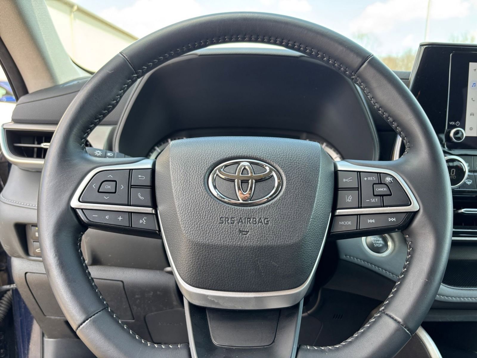 Used 2025 Toyota Highlander LE image 30