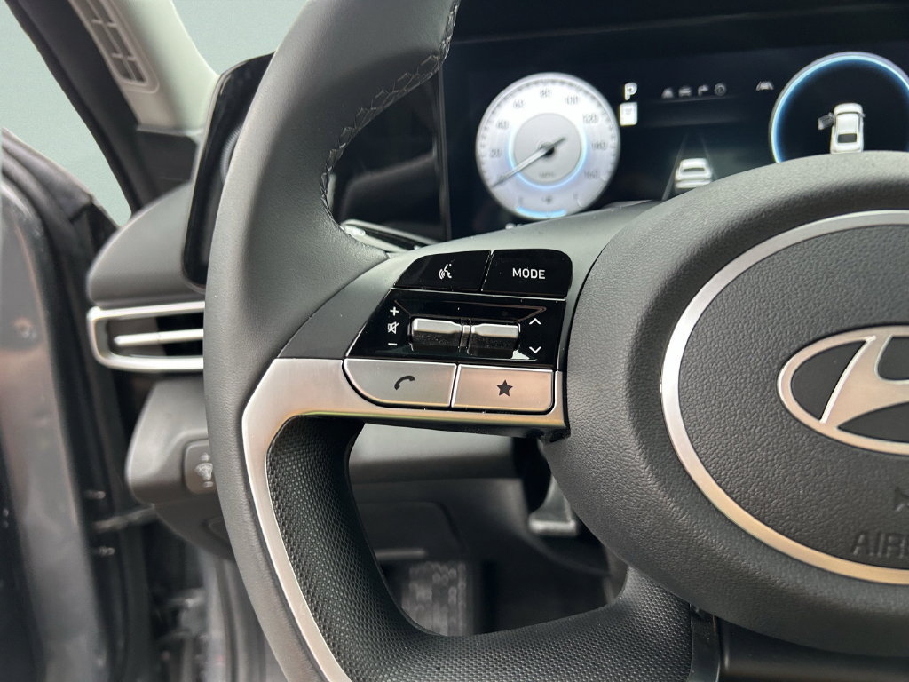 Certified 2024 Hyundai Elantra Limited FWD image 30