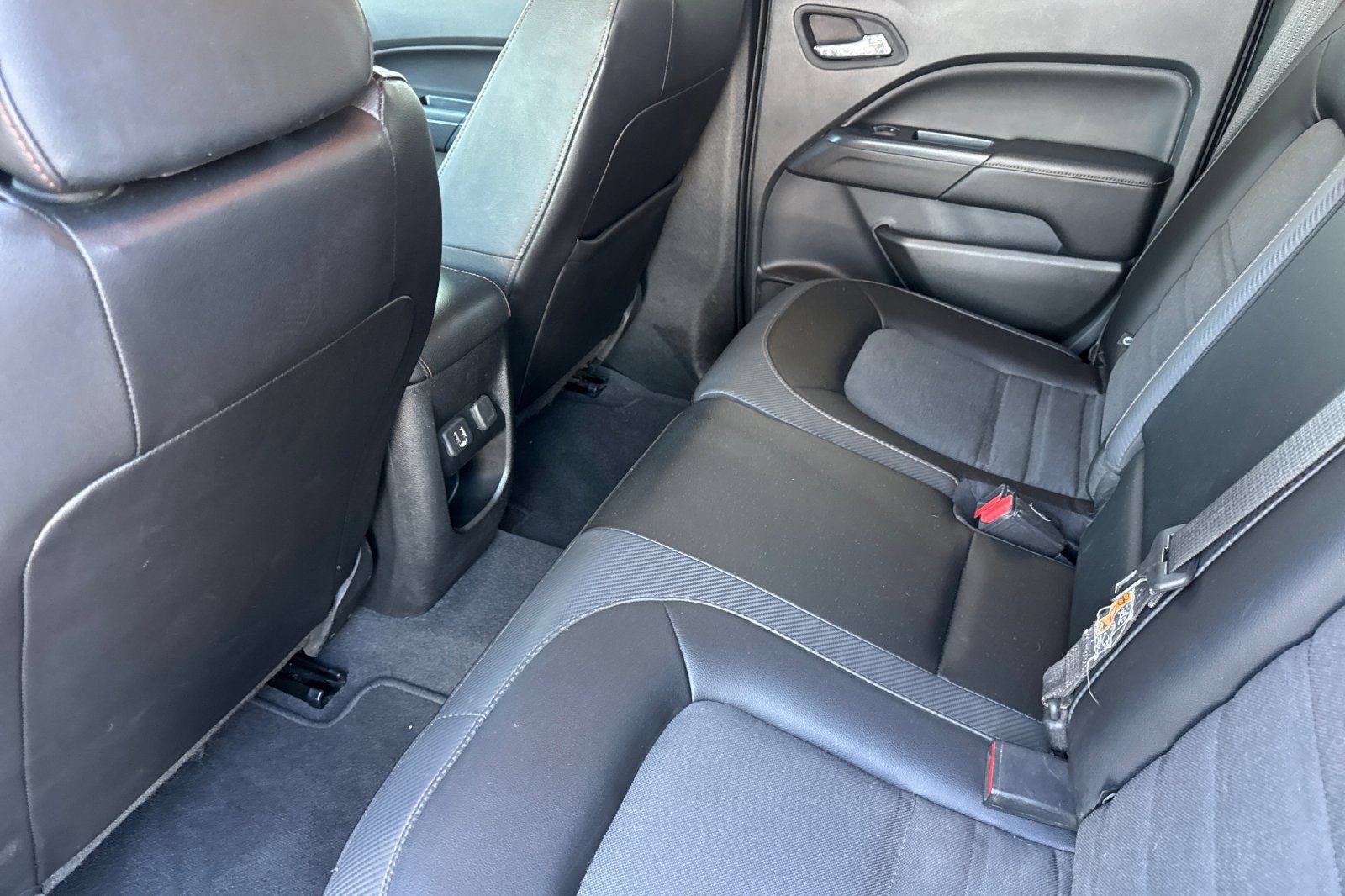 Certified 2022 GMC Canyon AT4 w/ Trailering Package AWD/4WD image 6