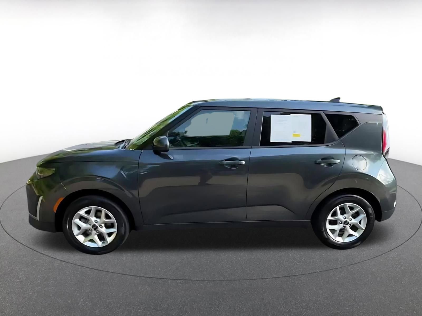 Used 2025 Kia Soul LX w/ LX Technology Package FWD image 9