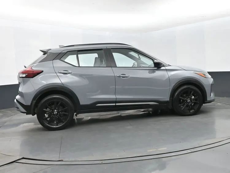 Used 2023 Nissan Kicks SR w/ SR Premium Package FWD image 4