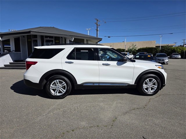 Used 2023 Ford Explorer XLT image 3
