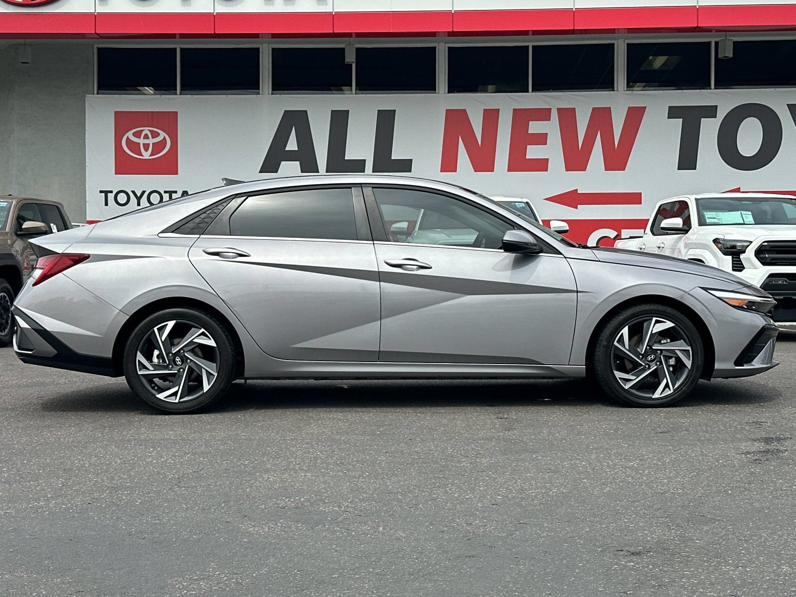 Used 2025 Hyundai Elantra Limited FWD image 6