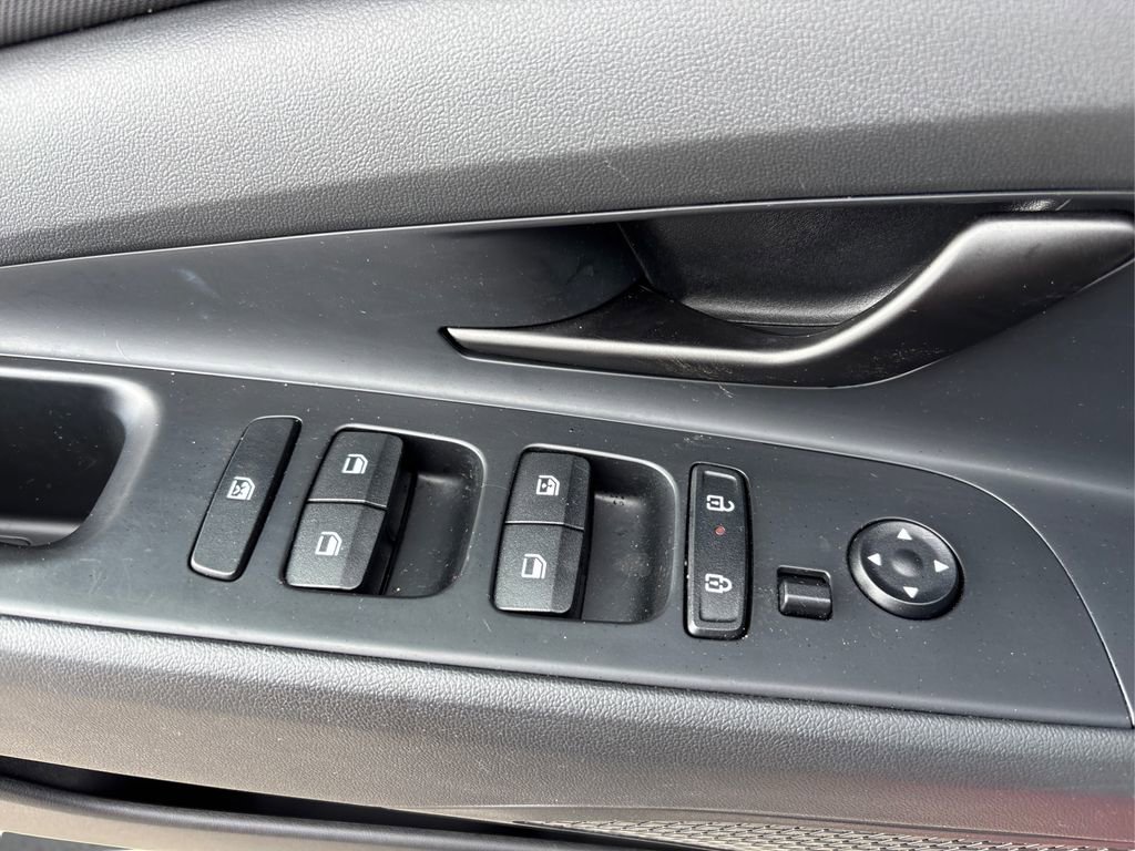 Certified 2025 Hyundai Elantra Sport image 33