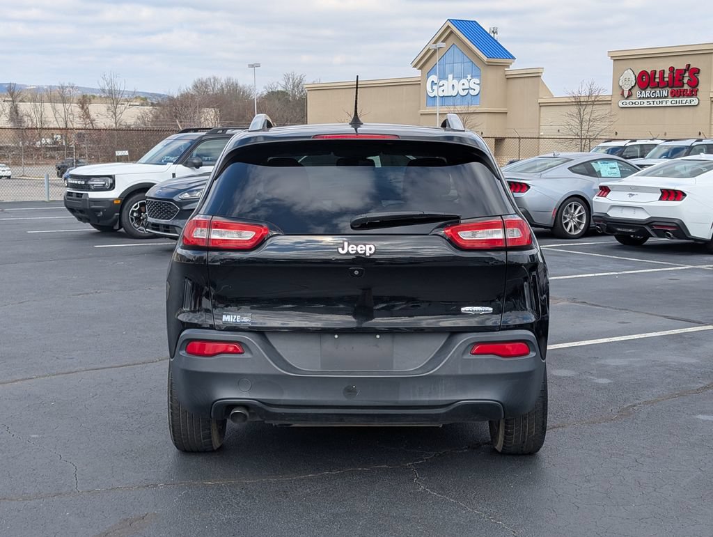 Used 2018 Jeep Cherokee Latitude FWD image 8