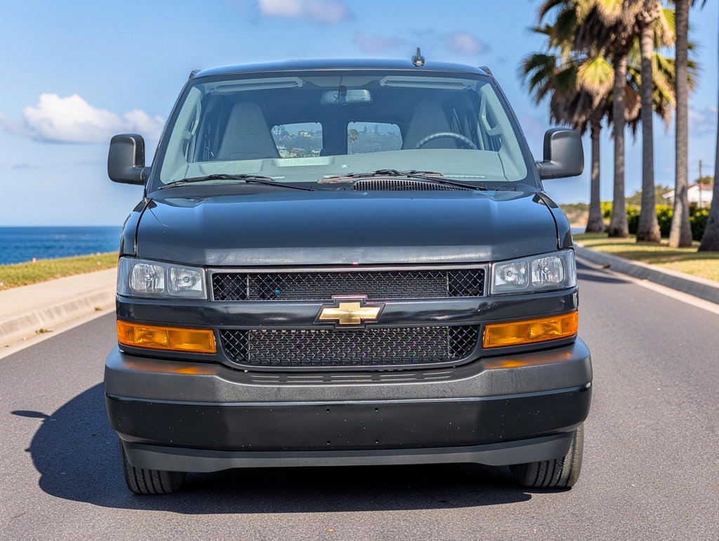 Used 2025 Chevrolet Express 3500 LS RWD image 3