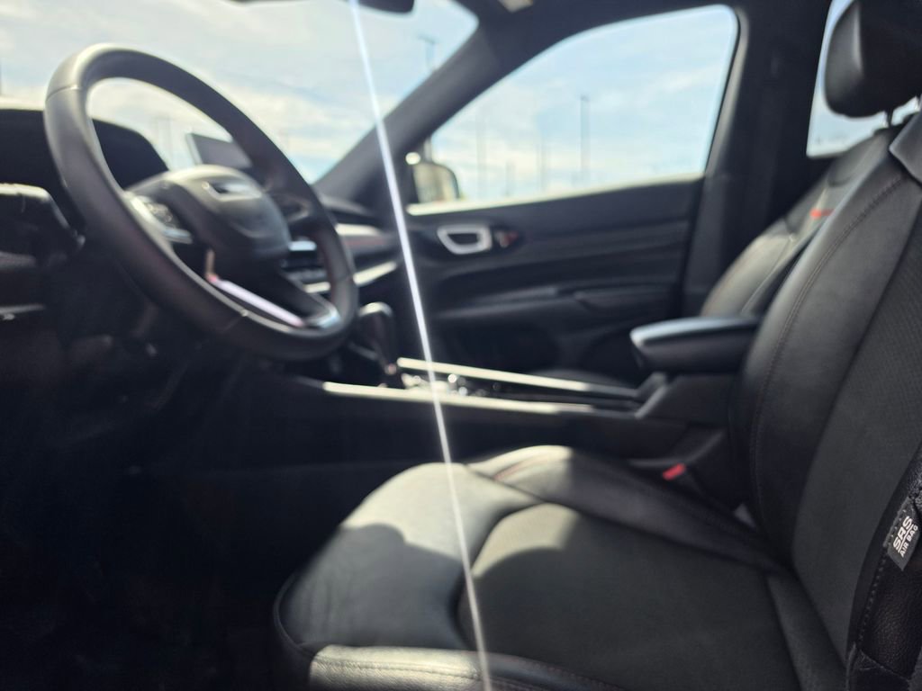 Used 2025 Jeep Compass Trailhawk image 9