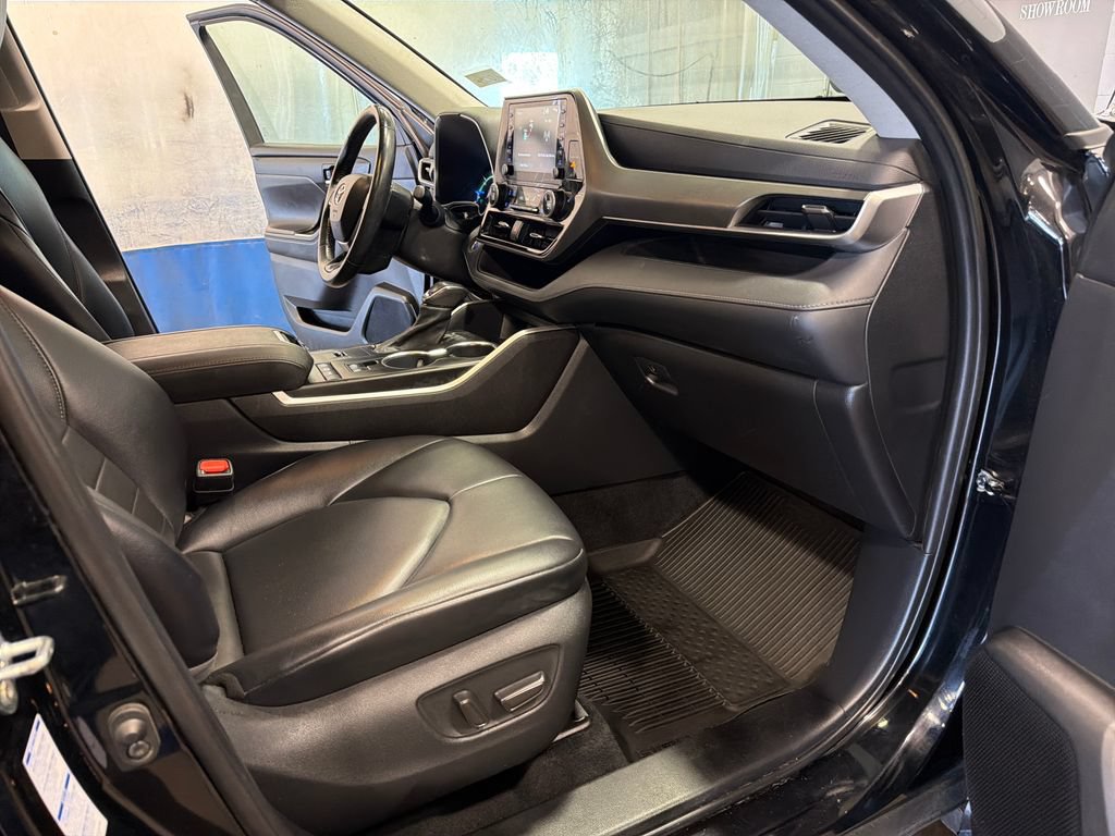 Used 2021 Toyota Highlander XLE AWD/4WD image 17