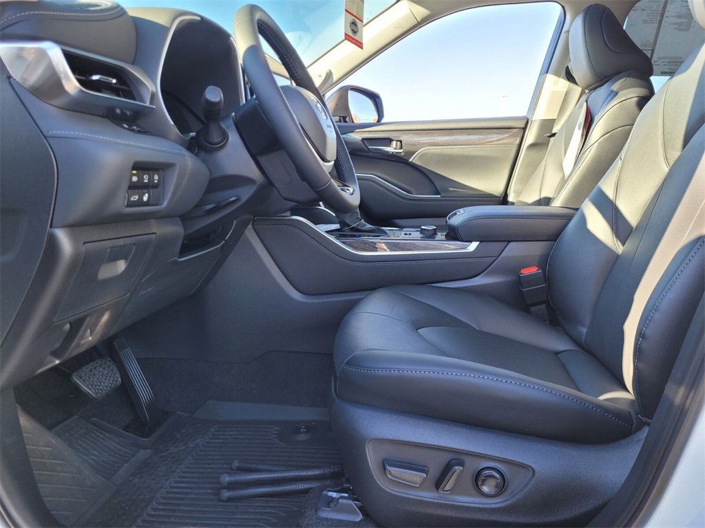New 2026 Toyota Highlander Limited image 5