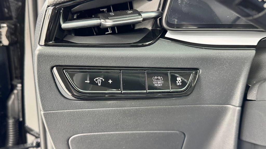 New 2026 Kia Niro EX FWD image 32