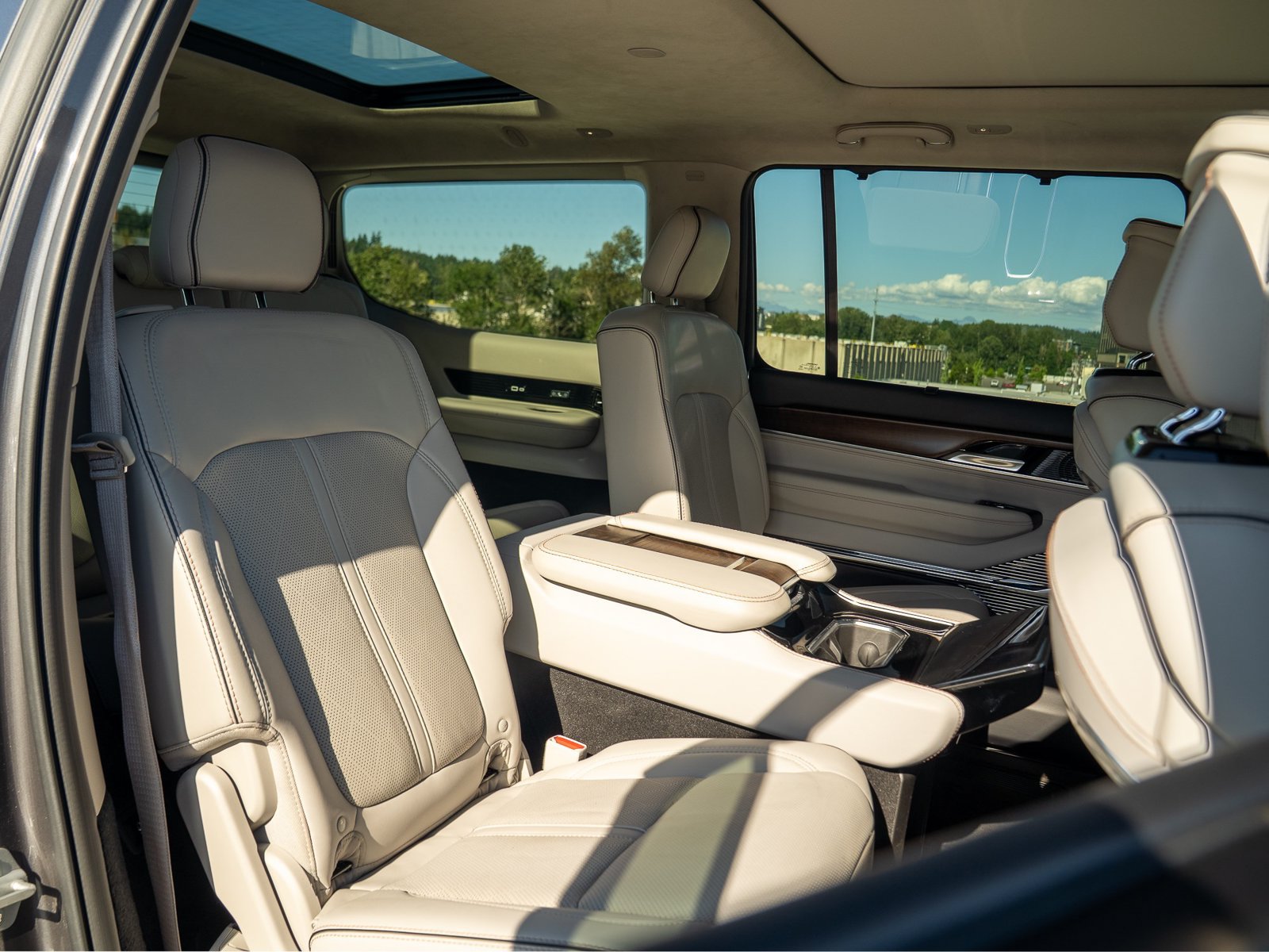Used 2023 Jeep Grand Wagoneer Series II AWD/4WD image 27