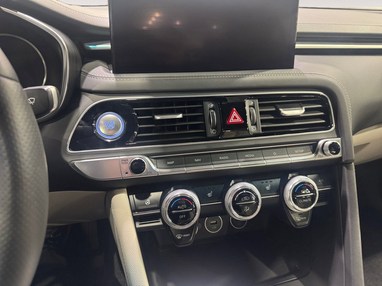 Used 2023 Genesis G70 2.0T image 25