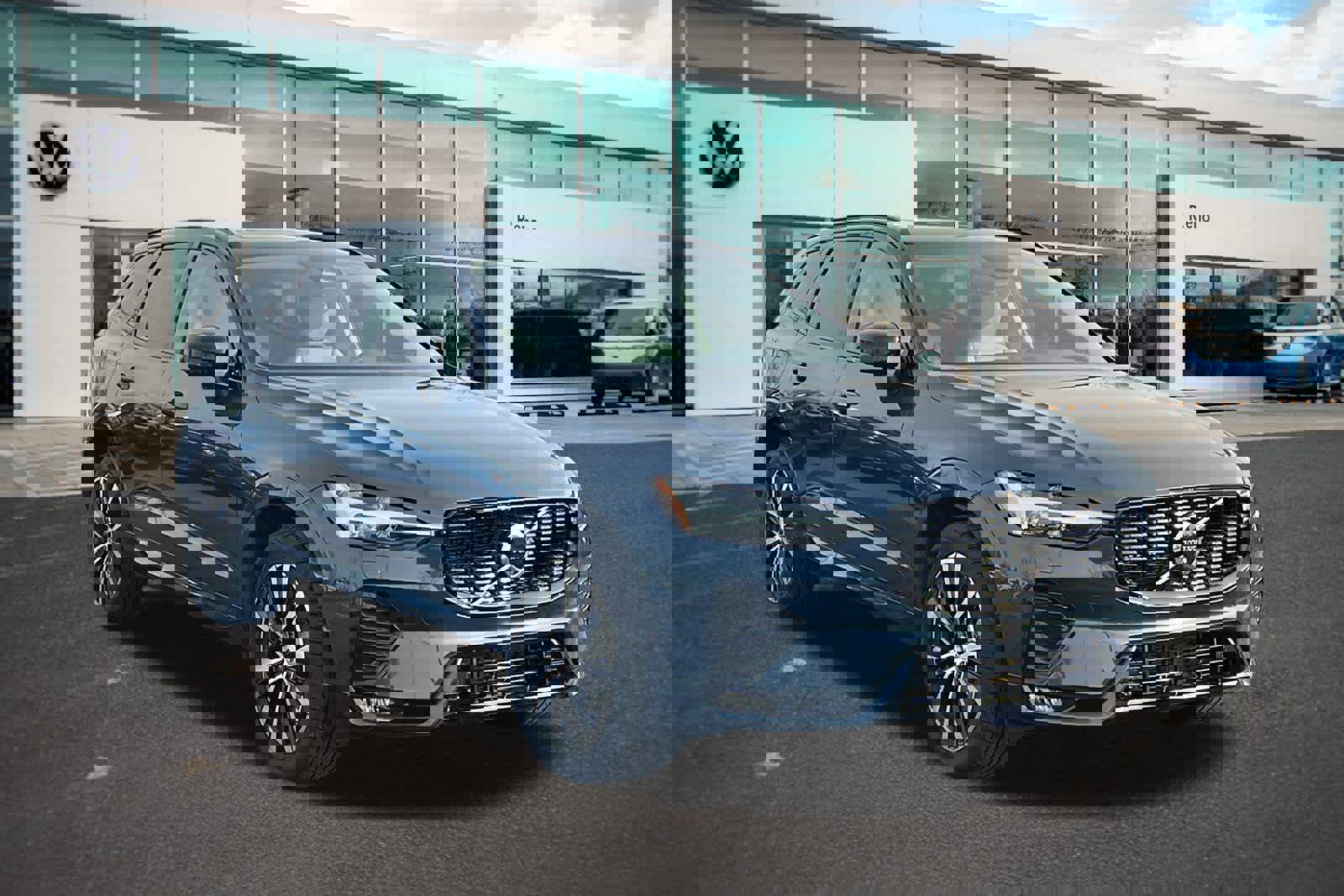 Used 2023 Volvo XC60 B6 Ultimate w/ Climate Package image 3