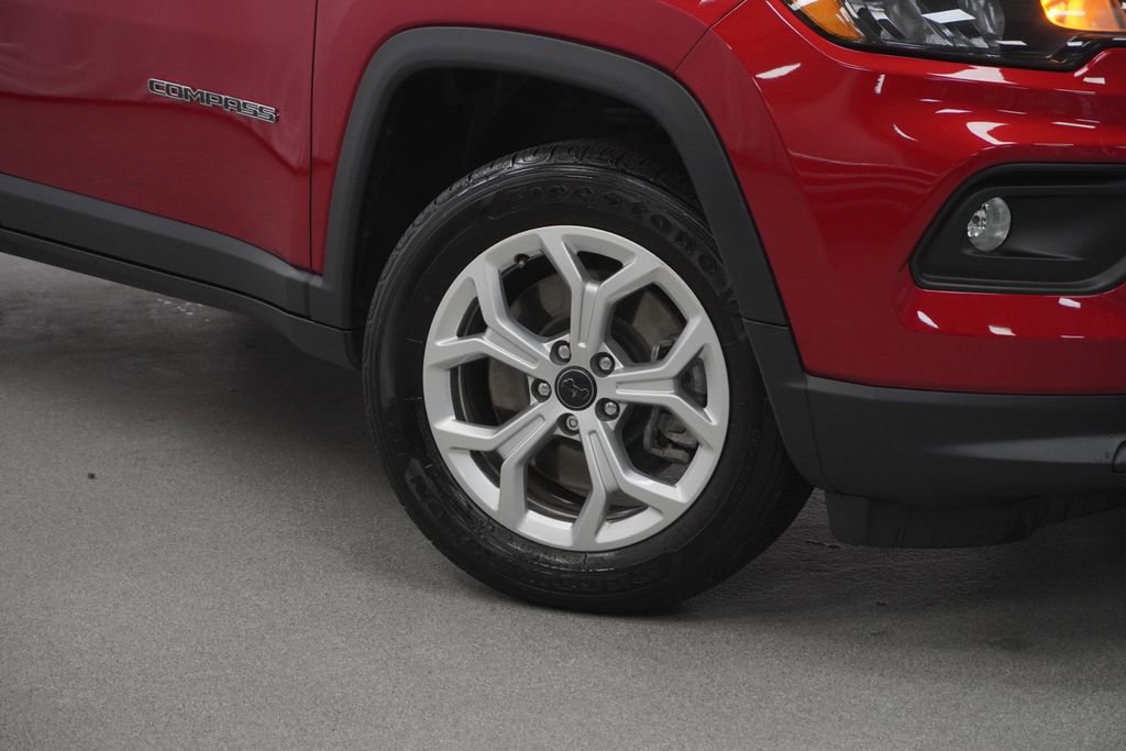 Used 2025 Jeep Compass Latitude AWD/4WD image 4