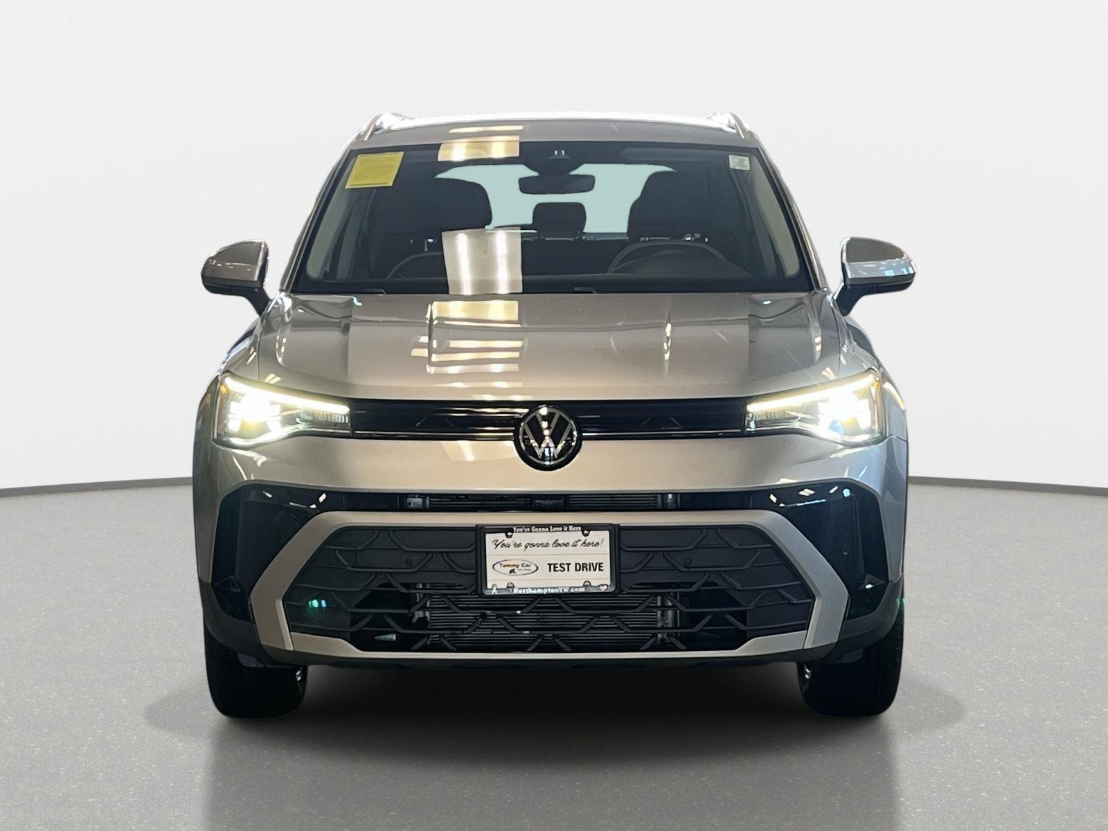 Used 2025 Volkswagen Taos SE image 2