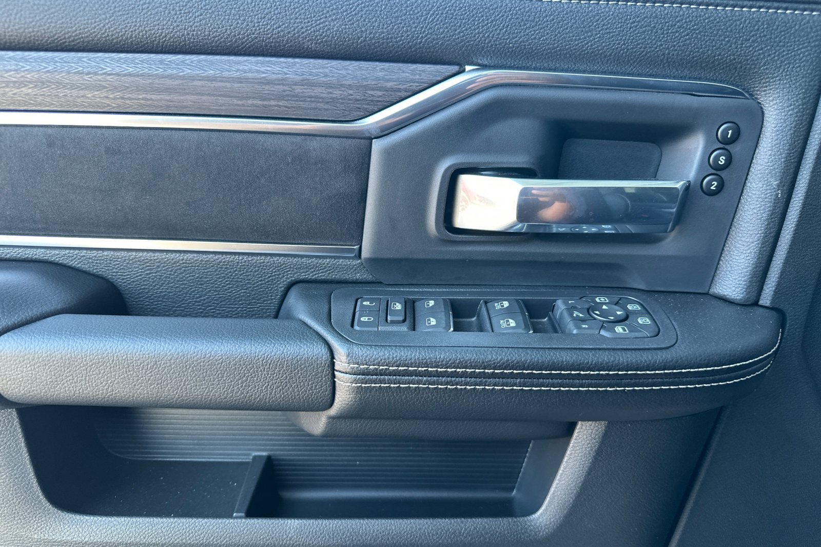 New 2026 RAM 2500 Laramie AWD/4WD image 10