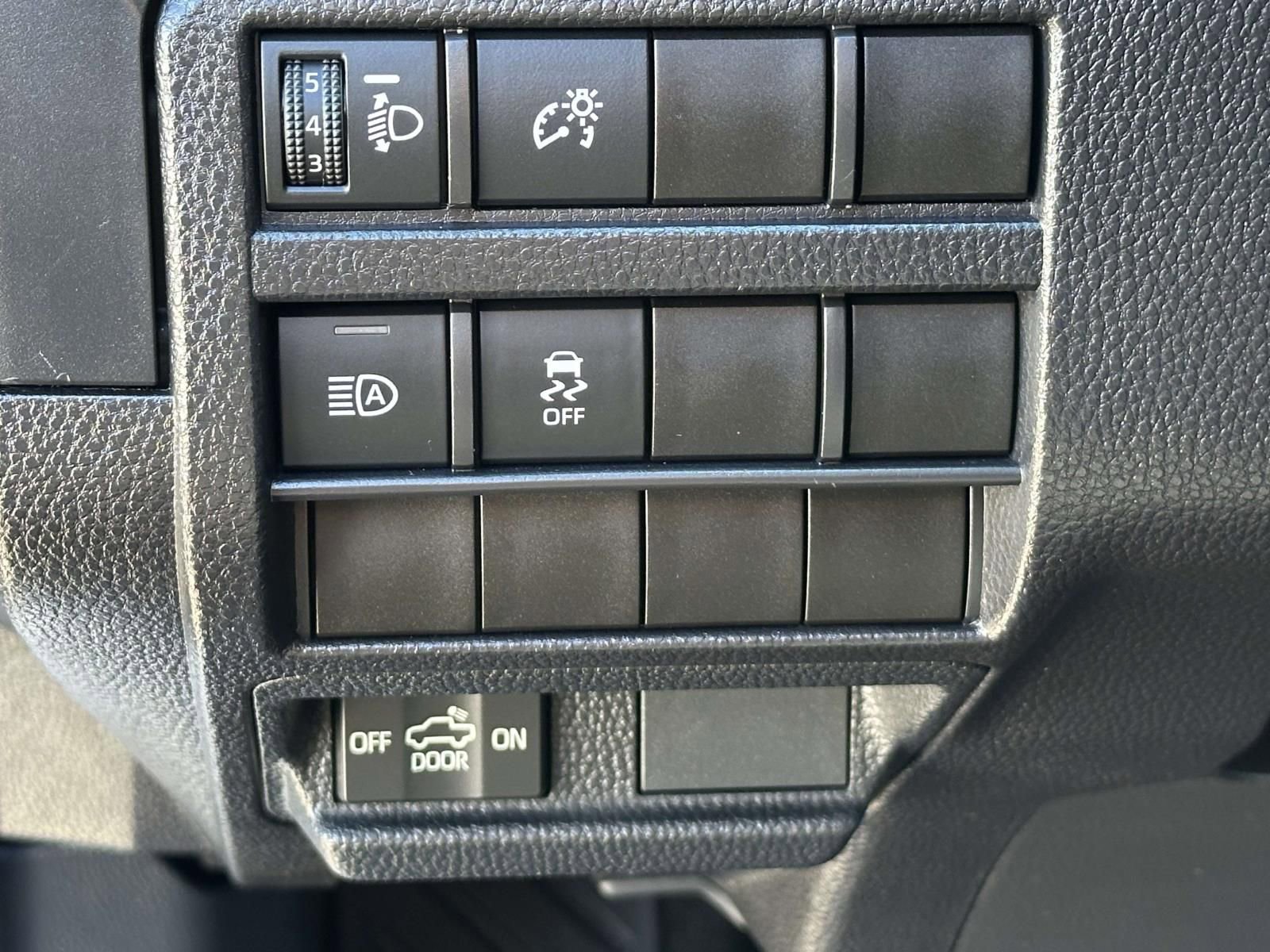 Used 2025 Toyota Tacoma SR w/ SR Upgrade Package AWD/4WD image 9