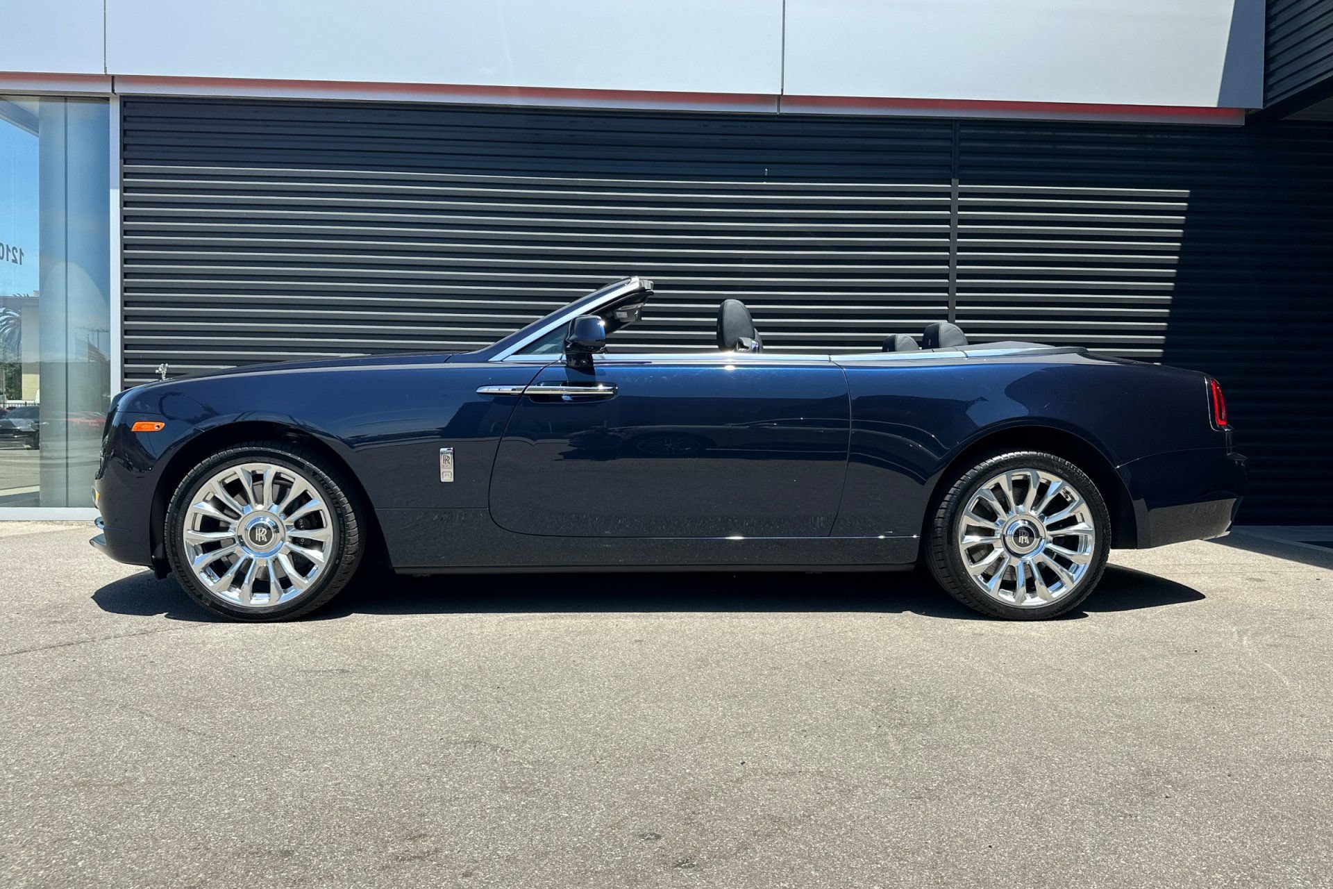 Used 2019 Rolls-Royce Dawn RWD image 2