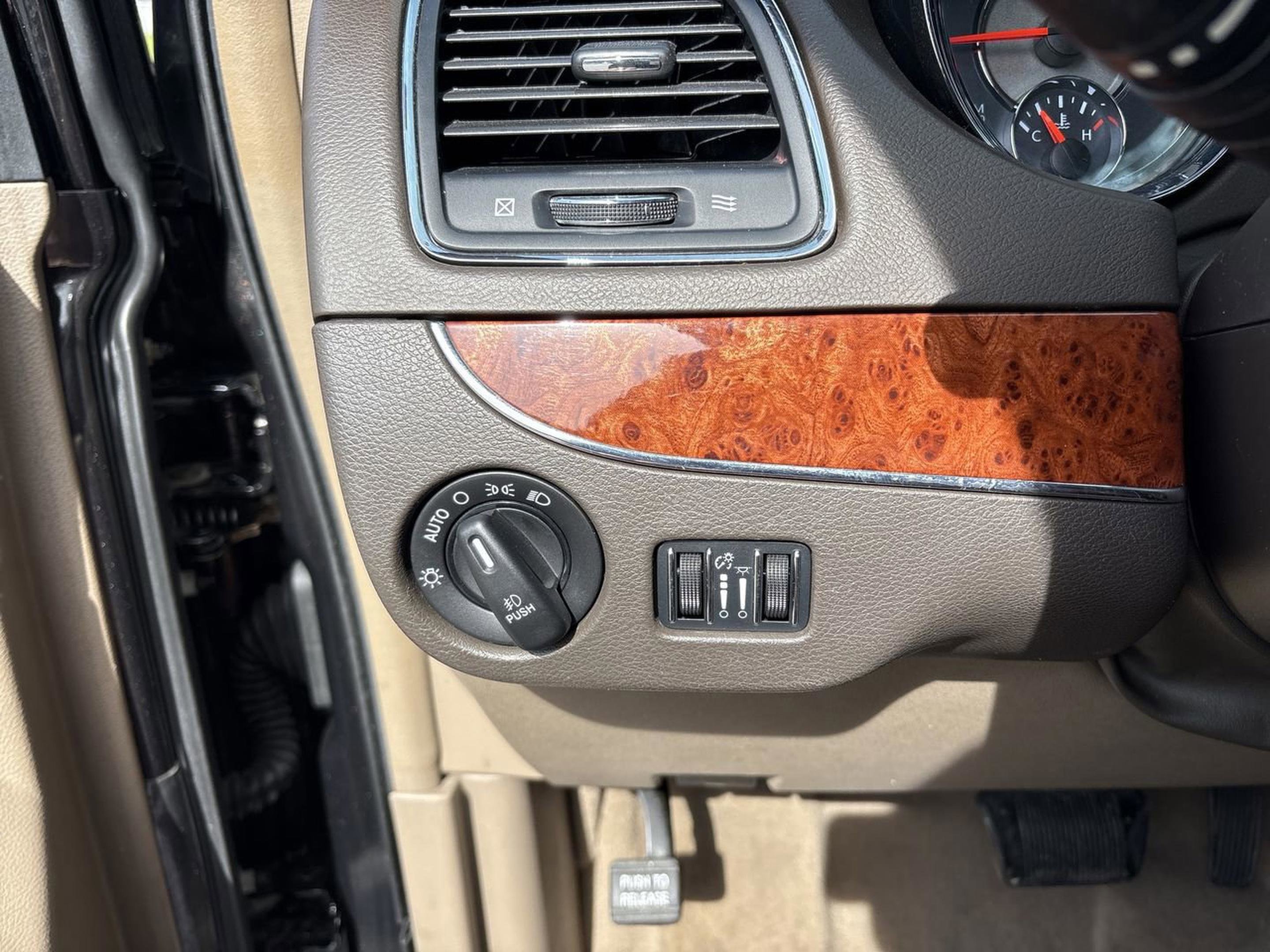 Used 2015 Chrysler Town & Country Limited Platinum FWD image 14