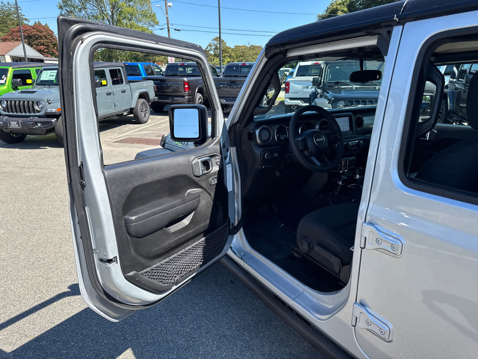 Used 2023 Jeep Wrangler Unlimited image 11