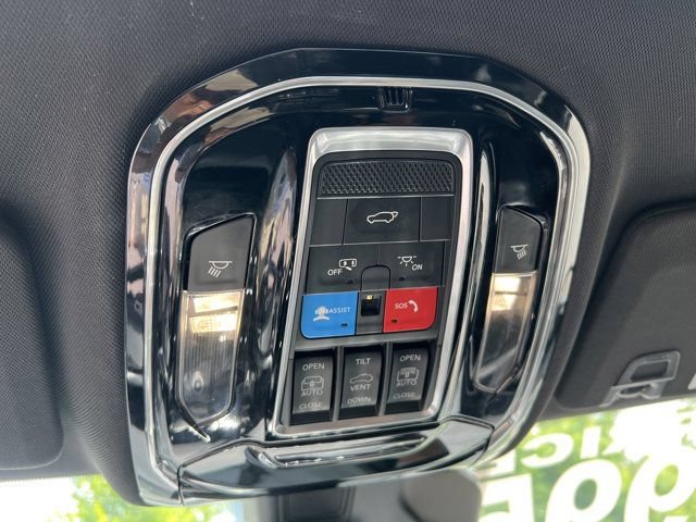 Certified 2022 Jeep Grand Cherokee Overland w/ Luxury Tech Group IV AWD/4WD image 31