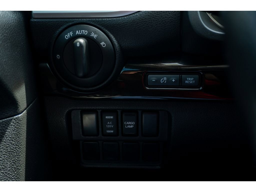 Used 2018 Nissan Titan SV w/ SV Convenience Package AWD/4WD image 26