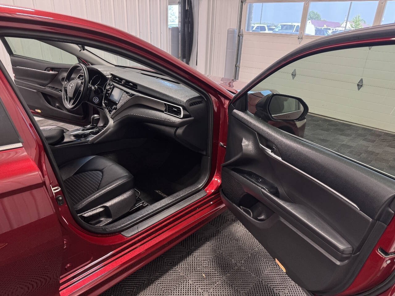 Used 2018 Toyota Camry SE FWD image 16