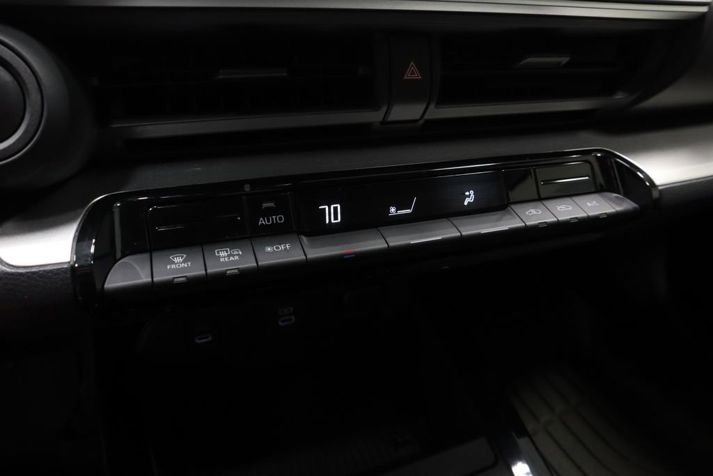Used 2024 Toyota Prius LE FWD image 32
