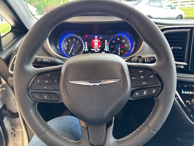 Used 2023 Chrysler Pacifica Touring FWD image 18