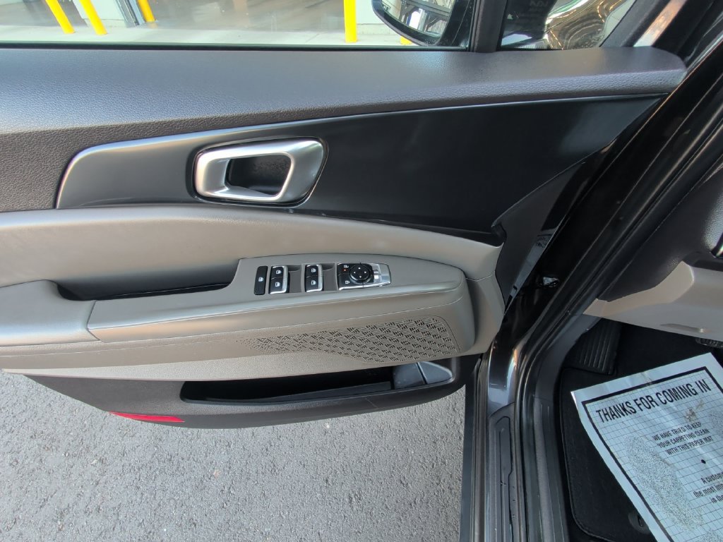 Used 2025 Kia Carnival FWD image 32