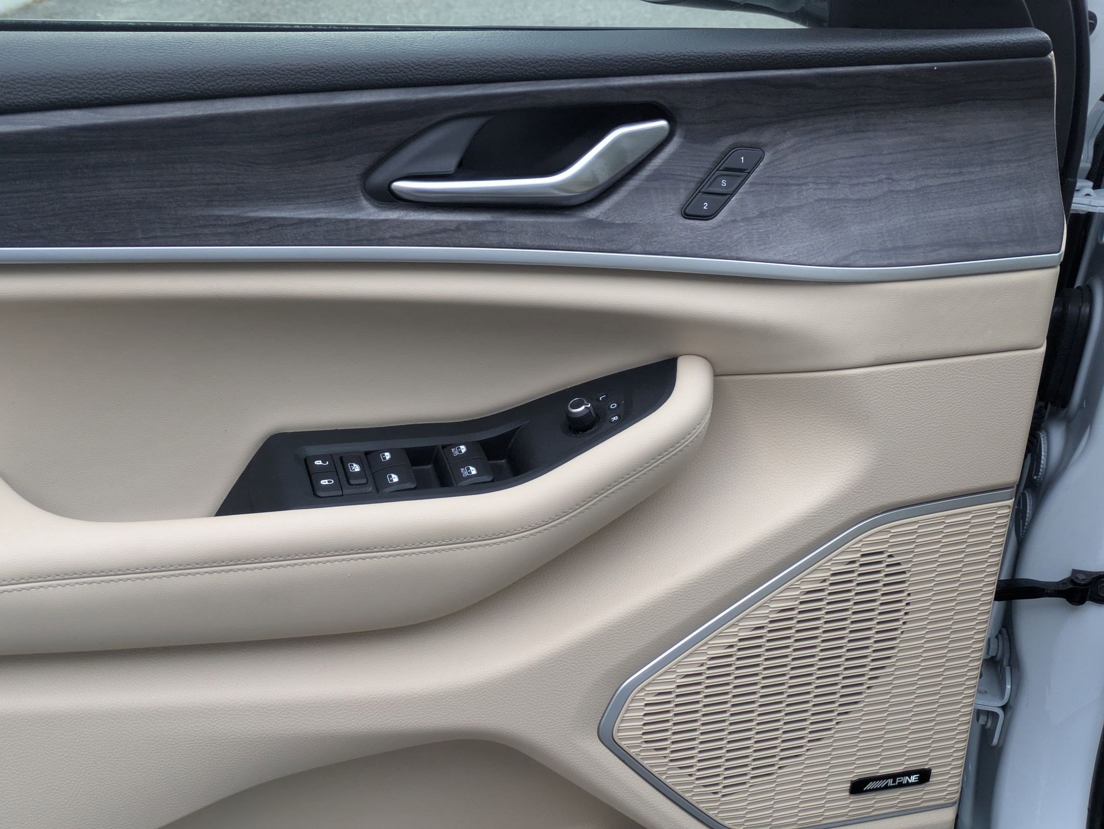 Used 2022 Jeep Grand Cherokee L Limited w/ Luxury Tech Group II image 13