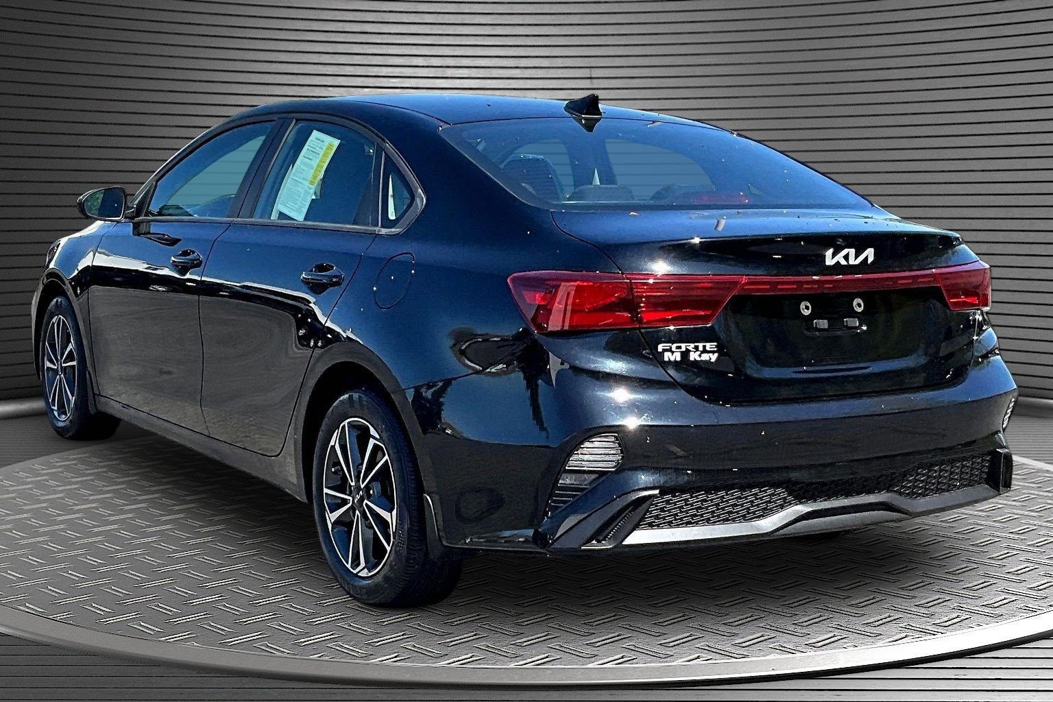 Used 2023 Kia Forte LXS FWD image 4