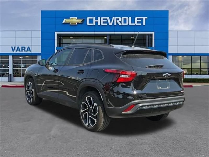 Certified 2026 Chevrolet Trax RS w/ Sunroof Package FWD image 3
