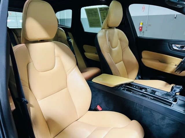 Used 2019 Volvo XC60 T5 Momentum w/ Premium Package FWD image 32