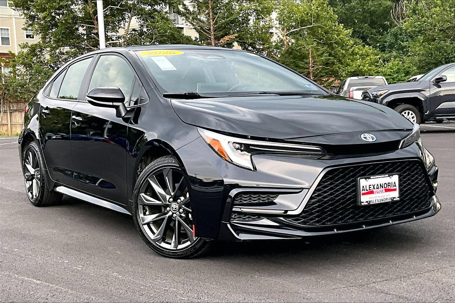 Used 2025 Toyota Corolla SE w/ SE Premium Package FWD image 2