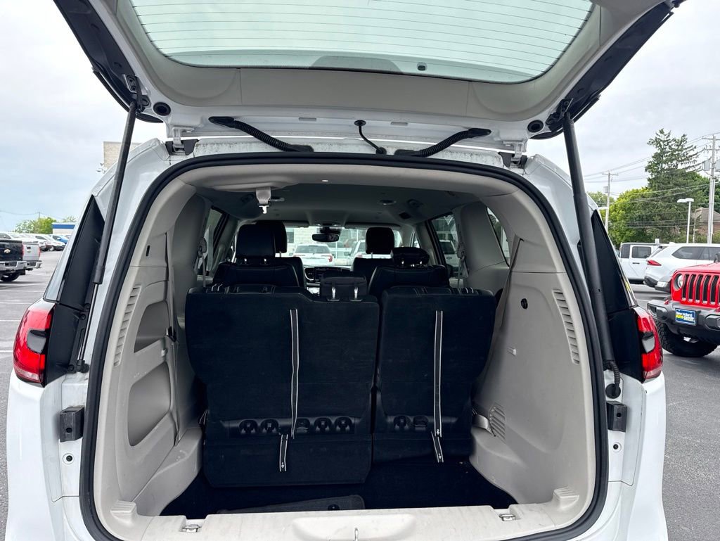 Used 2024 Chrysler Pacifica Touring-L FWD image 6