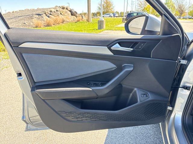 Used 2025 Volkswagen Jetta SE image 23
