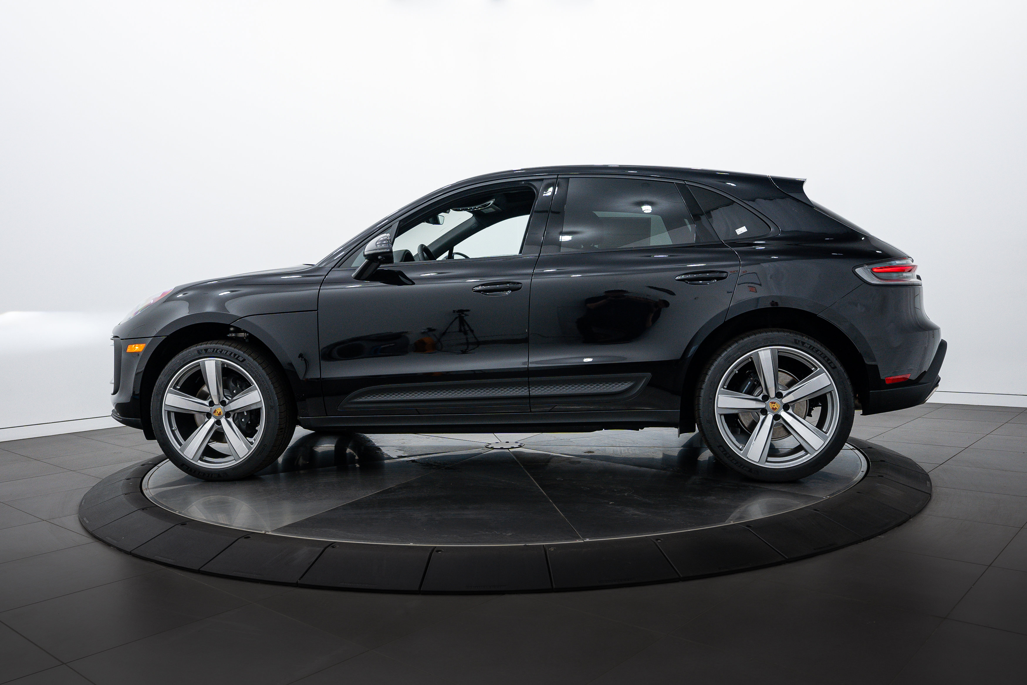 New 2025 Porsche Macan image 2